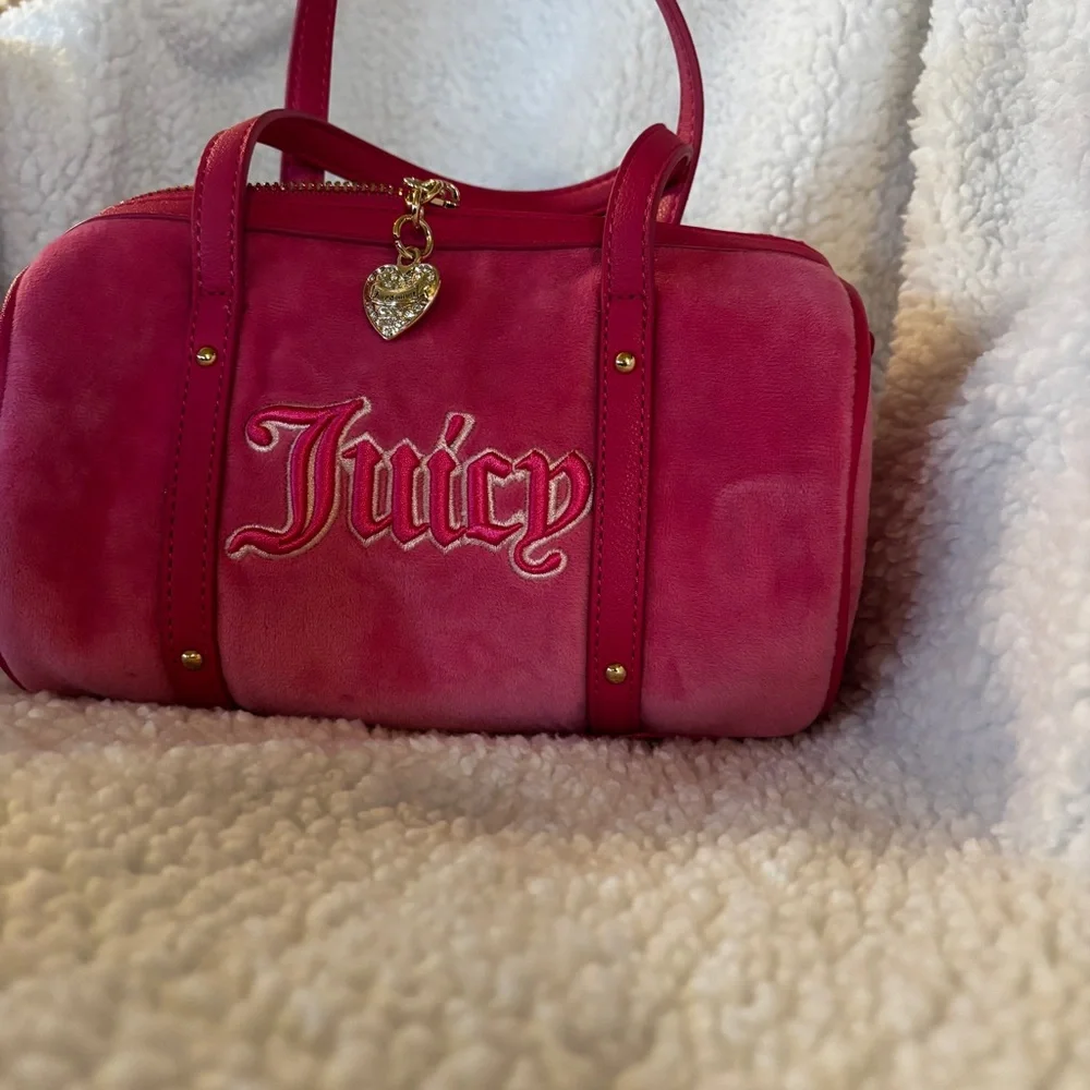 Juicy Couture Hot Pink Velvet Mini Barrel Bag with Gold Heart Charm - Picture 3 of 6